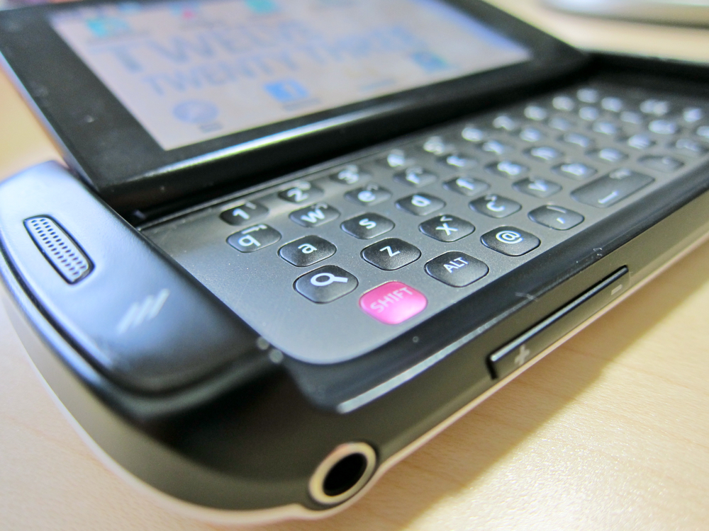Sidekick Samsung phone with Qwerty keyboard old phone